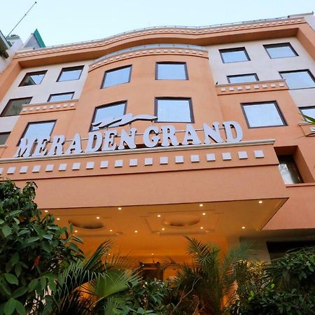 Hotel Meraden Grand Варанаси Екстериор снимка